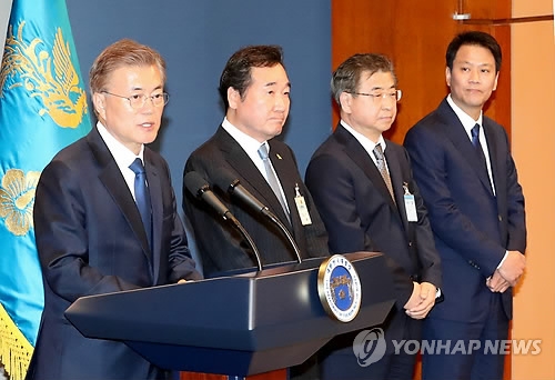 5月10日,在青瓦臺春秋館,南韓總統文在寅宣佈提名李洛淵、徐薰和任鐘晳為候任總理、情報首長和幕僚長。左起依次是文、李、徐、任。