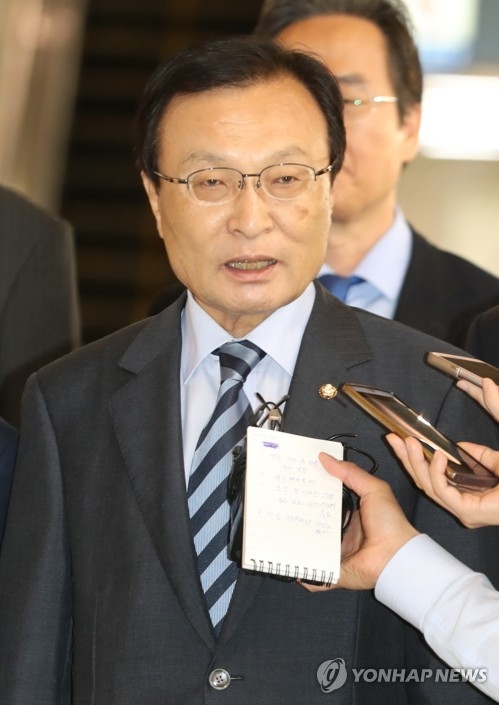 5月18日,在金浦機場,南韓總統特使、前國務總理李海瓚在飛赴北京前接受記者採訪。(韓聯社)