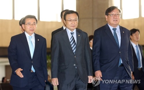 5月18日,在首爾金浦機場,南韓總統特使、前國務總理李海瓚(左二)在飛赴北京前接受記者採訪。(韓聯社)