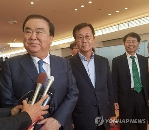 5月17日,在東京羽田機場,南韓總統特使文喜相(左)抵達日本。(韓聯社)