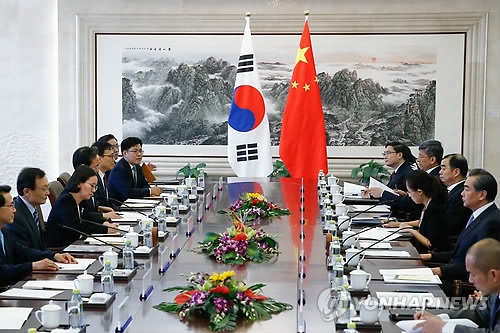 資料圖片:李海瓚一行(左側)與中國外長王毅(右二)會面。(韓聯社)