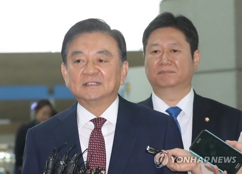 資料圖片:5月17日,韓總統特使洪錫炫啟程赴美。(韓聯社)