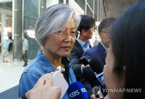 當地時間5月21日,南韓外交部長官提名人康京和抵達美國紐約JFK機場後接受媒體採訪。(韓聯社)