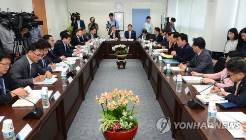 5��24��W�ȡA�b�����������ϡA��F�����e���|ť���]�F���u�@���i�C�]���p���^