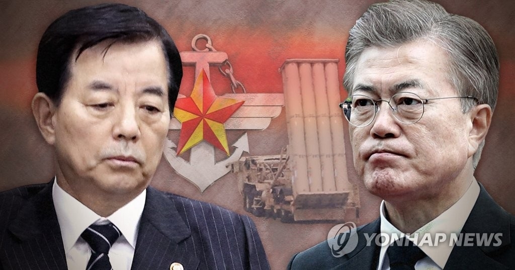 防長韓民求(左)與總統文在寅(韓聯社)