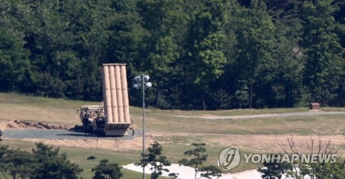 資料圖片:慶尚北道星州高球場內的“薩德”反導攔截彈發射車(韓聯社)