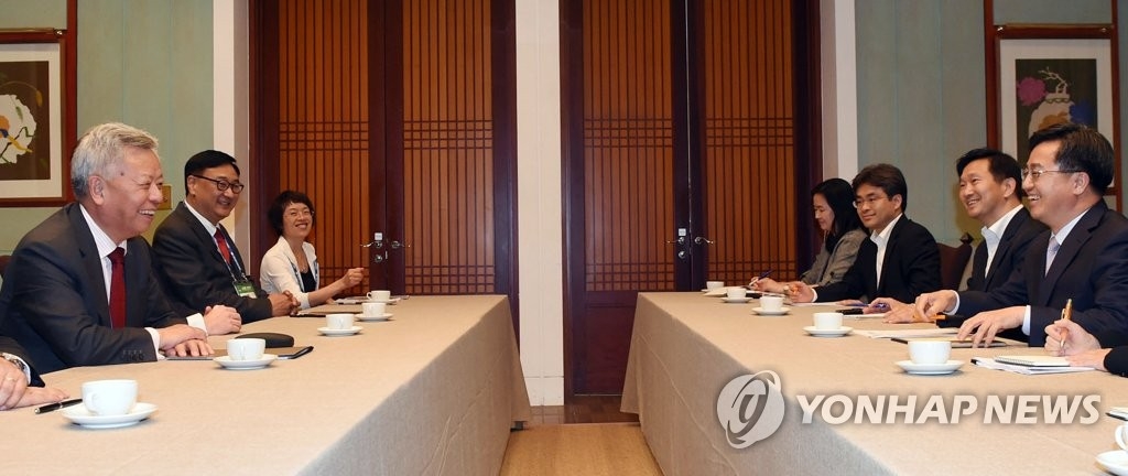 6月15日,在濟州新羅酒店,南韓副總理、企劃財政部長官金東兗(右)與亞投行行長金立群會面。 (韓聯社)