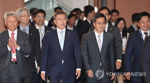 6月16日下午,在濟州國際會議中心,眾人走入亞投行年會場,前排左起依次是金立群、南韓總統文在寅、金東兗和濟州道知事元喜龍。(韓聯社)