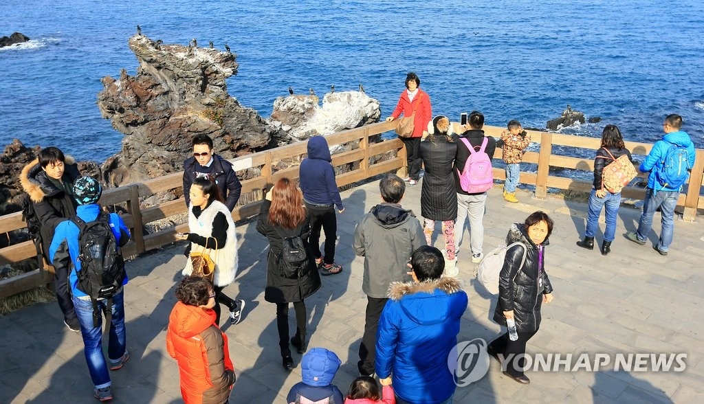 資料圖片:在濟州的中國遊客(韓聯社)