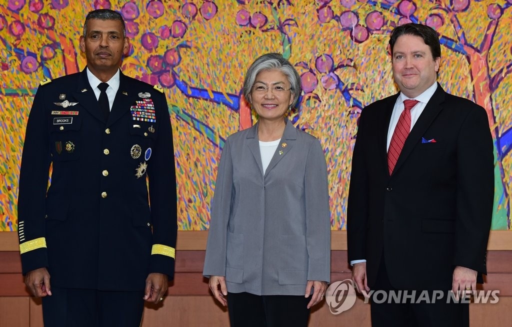 6��21��U�ȡA�b�������~�泡�j�ӡA�n���~�泡���x�d�ʩM�]���^�|������n�����]�{�ɥN�차�J·�Ǭġ]�k�^�M�n�����x�q�O�x��˯S·���|�J���C�]���p���^