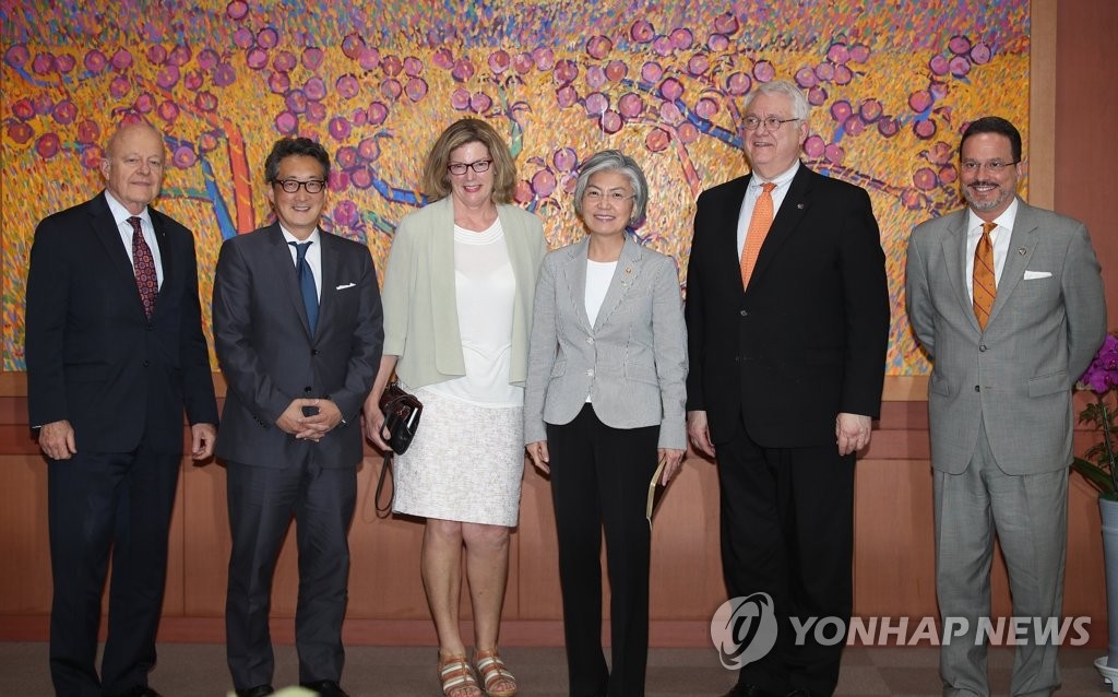 6��27��A�b�n���~�泡�j�ӡA�~���d�ʩM(�k�T)��������Բ��P��ڬ�s���ߥN���Τ@��֦X�v�d���C�]���p���^