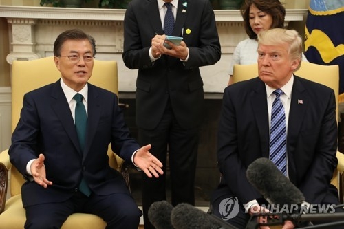 當地時間6月30日上午,在白宮,文在寅(左)在韓美首腦單獨會談上向特朗普說明會談議題。(韓聯社)