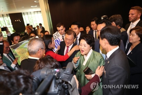 當地時間7月5日,在柏林凱悅酒店,旅德韓人韓僑熱烈歡迎文在寅伉儷。(韓聯社)