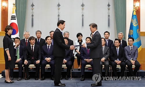 7��13��U�ȡA�b�C�˻O�A�`�Τ�b�G�]�k�^�V�꨾�����x���êZ�{�o���R�ѡC�]���p���^