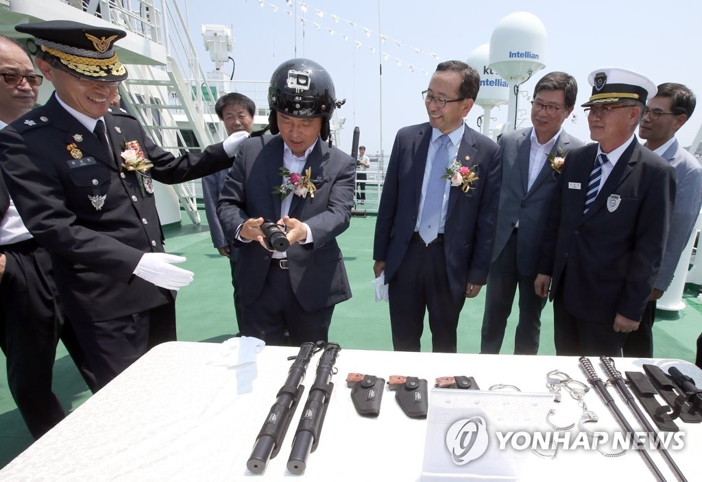 7月19日,在濟州港沿岸客運碼頭,南韓海洋水產部舉行南海漁業管理團(南海漁政分局)成立儀式。圖為濟州特別自治道知事元喜龍(左二)、海洋水產部次官姜俊錫(左三)等相關人士查看執法工具。(韓聯社)