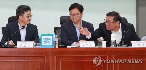 7月24日,在國會,南韓執政黨共同民主黨和政府召開黨政協商會。左起依次為經濟副總理兼企劃財政部長官金東兗、共同民主黨黨內代表禹元植、民主黨政策委委員長金太年。(韓聯社)