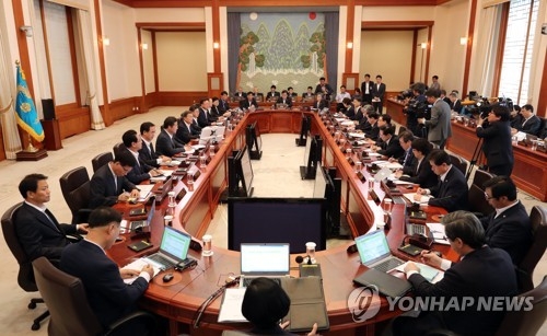 7月25日上午,在青瓦臺,文在寅主持召開第一場沒有樸槿惠任命官員參加的國務會議。(韓聯社)