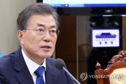 8月14日,南韓總統文在寅在青瓦臺主持召開首席秘書和助理會議。(韓聯社)