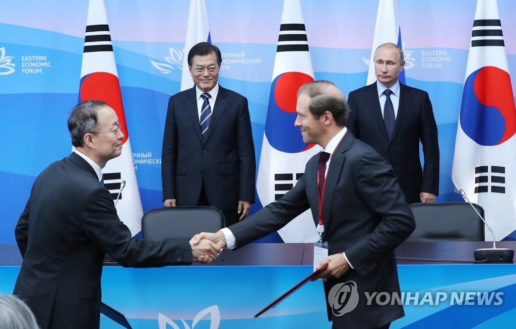 當地時間9月6日下午,在俄羅斯符拉迪沃斯托克遠東聯邦大學,韓俄兩國產業部長在兩國總統的見證下簽署主要協定和諒解備忘錄。(韓聯社)