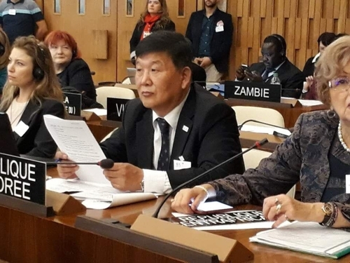 南韓文化體育觀光部第二次官(副部長)盧泰剛(中間)出席聯合國教科文組織《反對在體育運動中使用興奮劑國際公約》締約方大會(韓聯社/南韓文化體育觀光部提供)