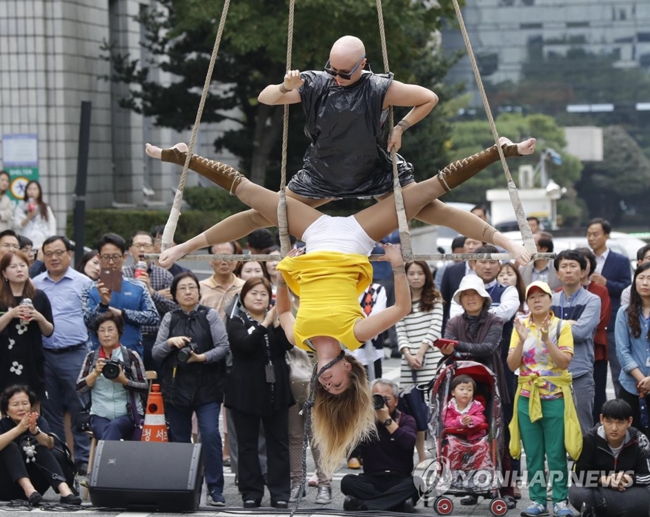 10��10��A�b���������ϬF���j�ӫe�|�檺�����y��ƫ��K�e�����ʤ��A�����b�[�ݪ������N�a�����t�C�]���p���^