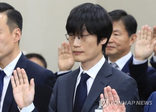 10月30日下午,在南韓國會國政監查現場,NAVER聯合創辦人兼全球投資總監李海珍在作證前宣誓。(韓聯社)