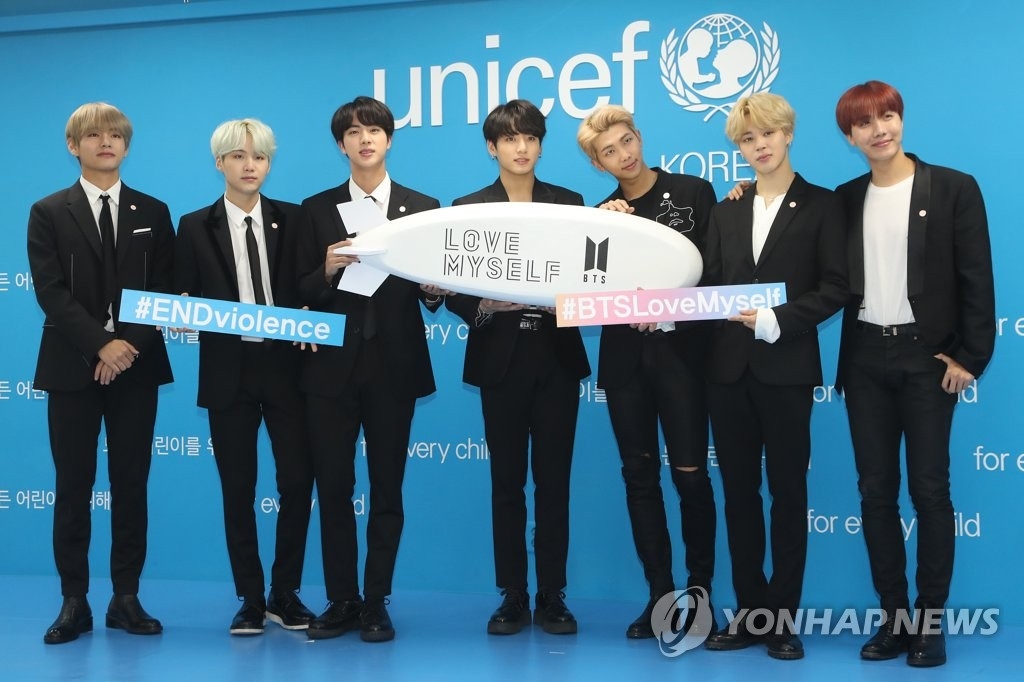11月1日上午,在首爾聯合國兒童基金會南韓委員會,男團防彈少年團參加終止針對兒童和青少年的暴力行動“LOVE MYSELF”簽字儀式。(韓聯社)