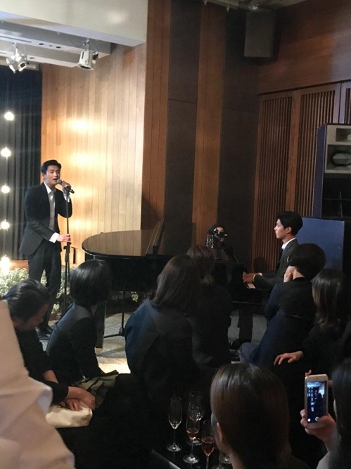 10��31��ߡA�b�sù�s���A�묳�ӡ]���^�H�۾��_�C�����^�t���m�ۡC(���p��Ū�̴��ѡ^