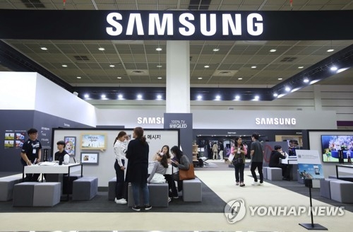 資料圖片:10月17日,南韓電子展在首爾COEX會展中心舉行,訪客在三星電子展區體驗智慧手機Galaxy Note8。(韓聯社/三星電子提供)