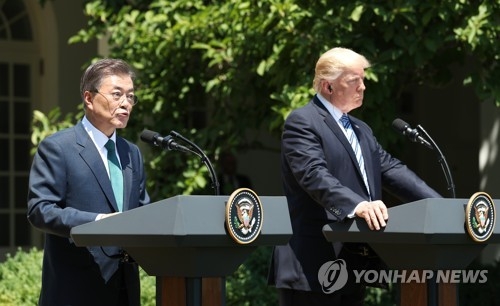 當地時間6月30日上午,在美國白宮,南韓總統文在寅(左)和美國總統特朗普在首腦會談後召開聯合記者會,介紹會談成果。(韓聯社)