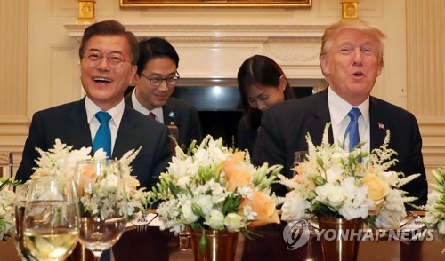 資料圖片:當地時間6月29日,在白宮,文在寅(左)和特朗普在歡迎晚宴上相見歡。(韓聯社)