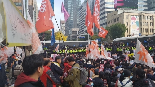 11月7日,在首爾光化門,文在寅政府成立後警方首次動用巴士路障維護示威現場秩序。(韓聯社)