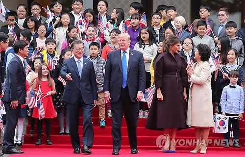 11月7日,在青瓦臺,南韓總統文在寅、夫人金正淑女士與美國總統特朗普夫妻交談。(韓聯社)
