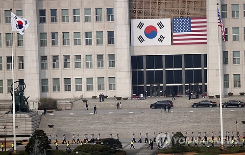 11��8��A�b�n����|�Aĵ���̦b�^���ԡC���b�n���X�ݪ������`�ίS�Դ����ѱN�b��|�o���t���C�]���p���^