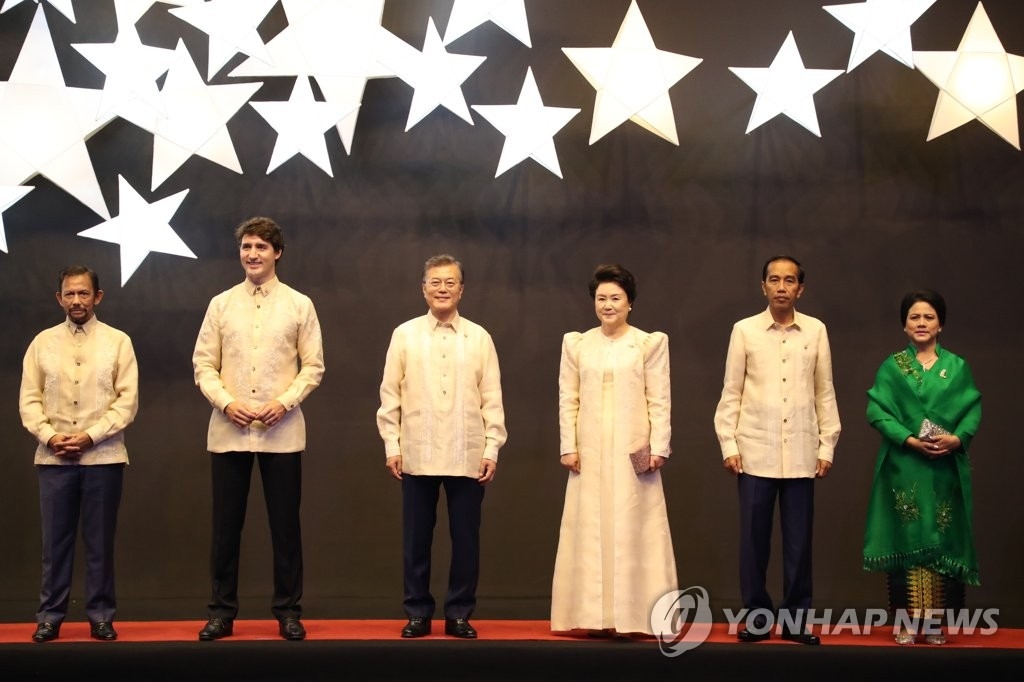 ���a�ɶ�11��12��U�ȡA�b������SMX�|�i���ߡA�n���`�Τ�b�G�]���T�^�M�Ĥ@�ҤH�����Q�k�h�]�k�T�^�P�U���ɤH�b�F��50�g�~�߮b�X�v�C�]���p���^