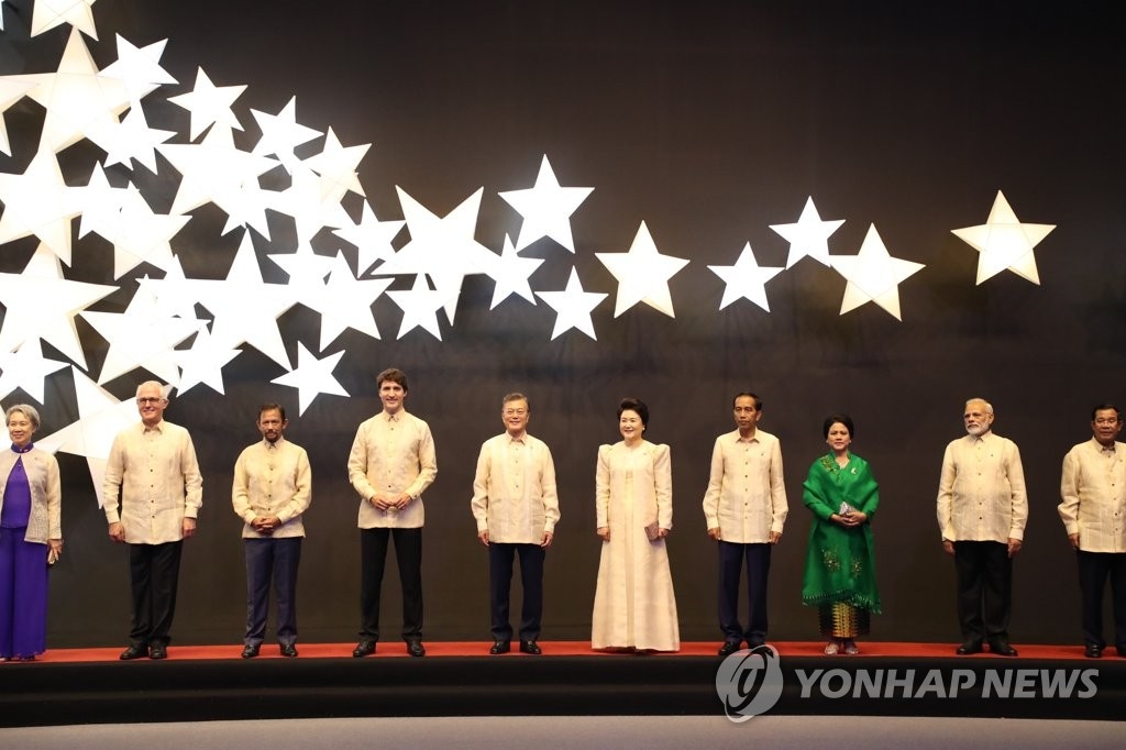 ��ƹϤ��G���a�ɶ�11��12��U�ȡA�b������SMX�|�i���ߡA�n���`�Τ�b�G�]�����^�M�Ĥ@�ҤH�����Q�k�h�]�k���^�P�U���ɤH�b�F��50�g�~�߮b�X�v�C�]���p���^ 