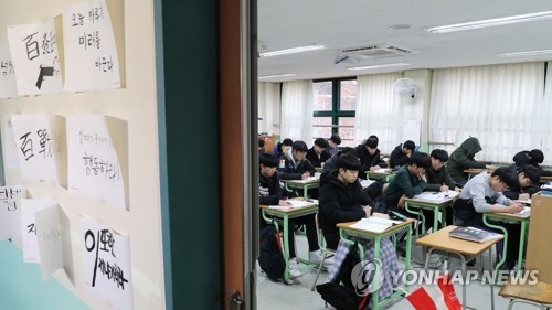 11��17��W�ȡA���������ϲM���}���ְ������ҥ̦ͭb�۲ߡC�]���p���^