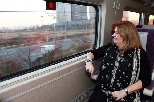 林德伯格試乘KTX。(IOC網頁截圖)