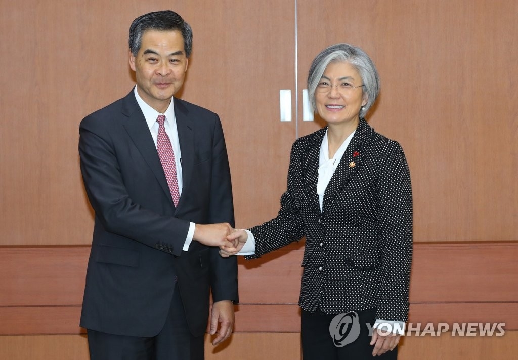 11月30日上午,在首爾外交部大樓,南韓外交部長官康京和(右)同中國人民政治協商會議副主席梁振英舉行會談前握手致意。(韓聯社)