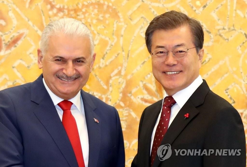 12月6日,在青瓦臺,文在寅(右)會見土耳其總理耶爾德勒姆。(韓聯社)