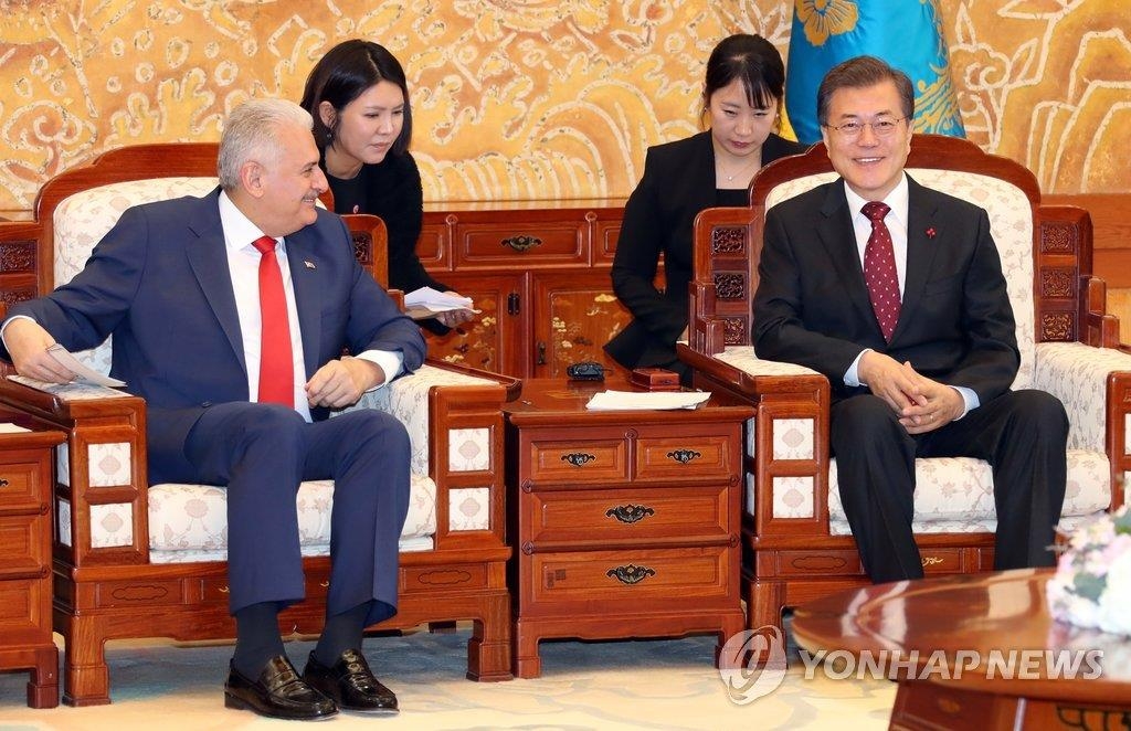 12月6日,在青瓦臺,文在寅(右)會見土耳其總理耶爾德勒姆。(韓聯社)