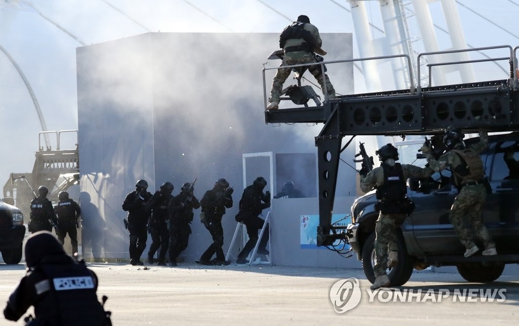 12��12��U�ȡA�b�������B�|�D��|���A��a�Ϯ���X�t�߶����b���𮧫Ƕi�����囹��H�誺�t�ߡC�]���p���^