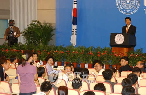 ��ƹϤ��G2003�~7��9��A�b�M�ؤj�ǡA�ɥ��n���`�οc�Z�b�b�t���ᱵ���ǥʹ��ݡC�]���p���^