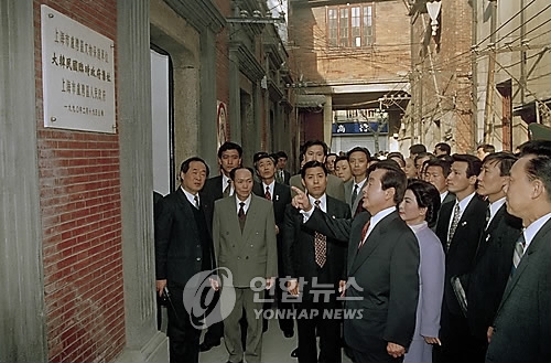 ��ƹϤ��G1994�~3��26��A�b�W���n���{�ɬF���§}�A���a�T�l��ܤ�W�߹B�ʥ���C�]���p���^