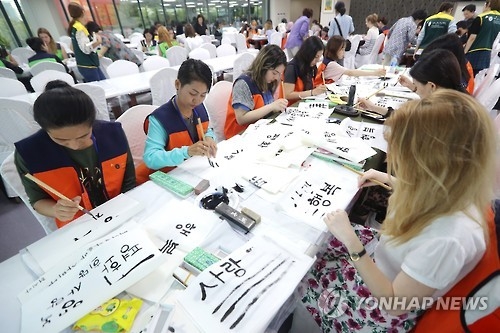 ��ƹϤ��G�h�~9��A�b�����A�ѥ[���@�v�ǰ��u�q�ǲߪ̰��V�����~��H����Ѫk�C�]���p���^