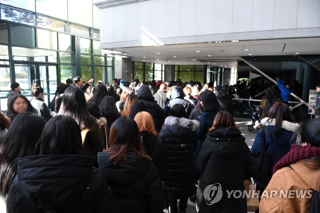 12��19��W�ȡA�b�����o�s��|�A�j�寻���e���k��SHINee�������b�F��ݭ�C�]���p���^