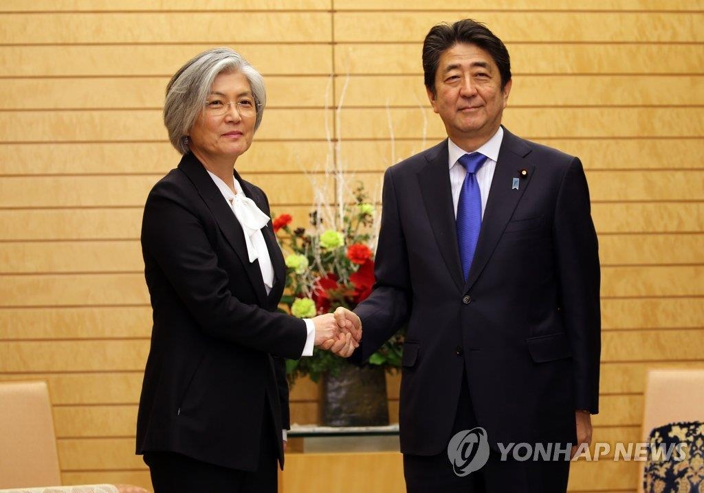 12月19日,在日本東京,南韓外長康京和(左)拜會日本首相安倍晉三。(韓聯社)