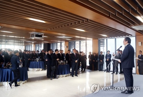 1��2��A�b�n���n�ب��]�A�n���n�ؤj�Ͽc�^�ӡ]�k�^�b�s�~�۫ݷ|�W�P��C�]���p���^