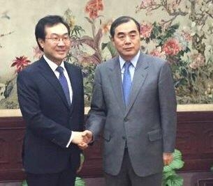 資料圖片:2017年10月31日,在北京,李度勳(左)和孔鉉佑在會談前握手合影。(韓聯社/南韓外交部提供)