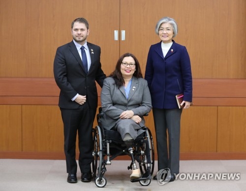 1��15�W�ȡA�b�����~�泡�j�ӡA�n���~���d�ʡ]�k�^�P������D�Ҳ�ĳ���|��·�[�ܤ�]���^�B��ĳ�����·�F�J�U���X�v�d���C�]���p���^